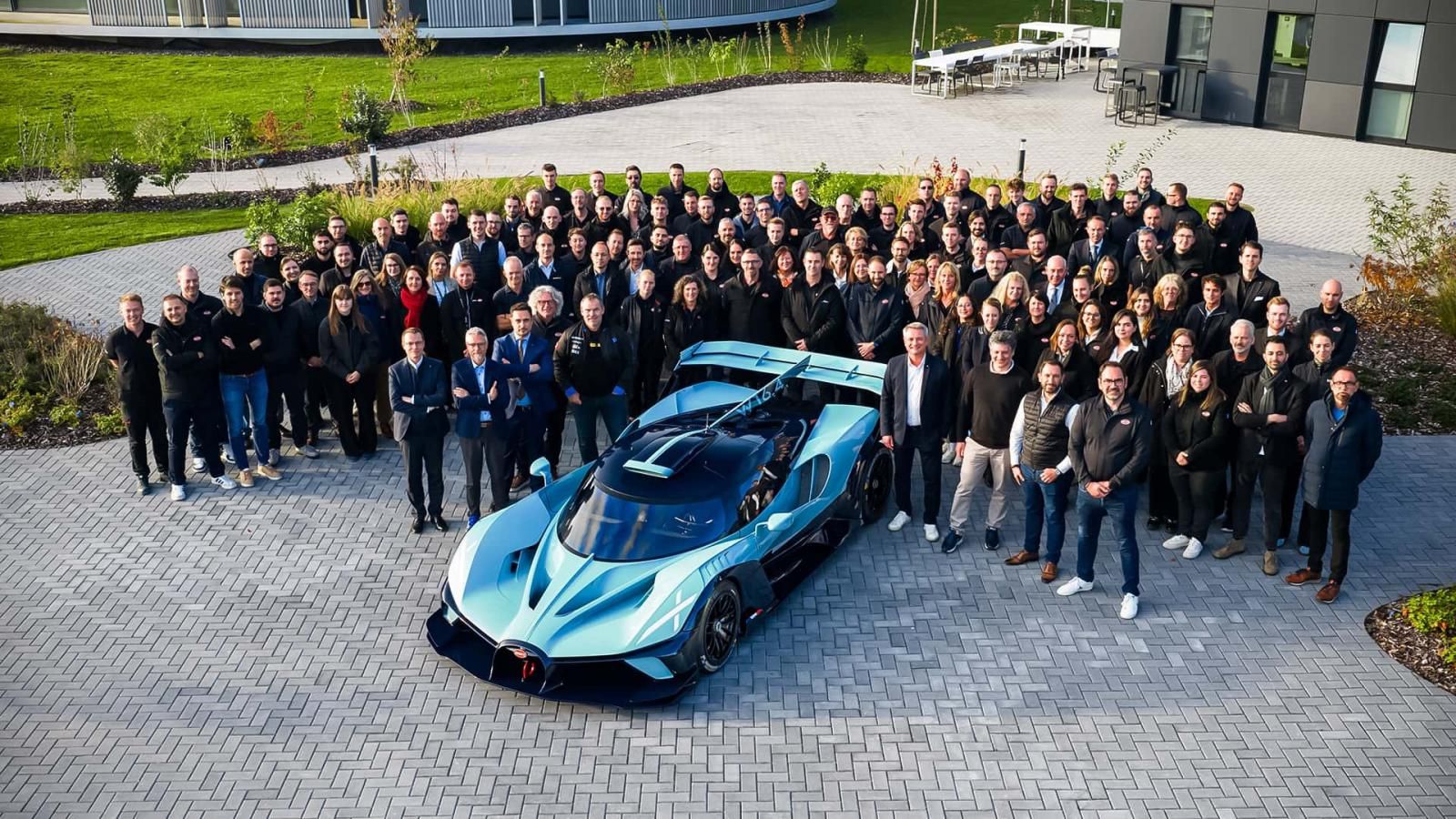 Bolide: Το πιστάδικο υπερόπλο της Bugatti ολοκλήρωσε την παραγωγή του